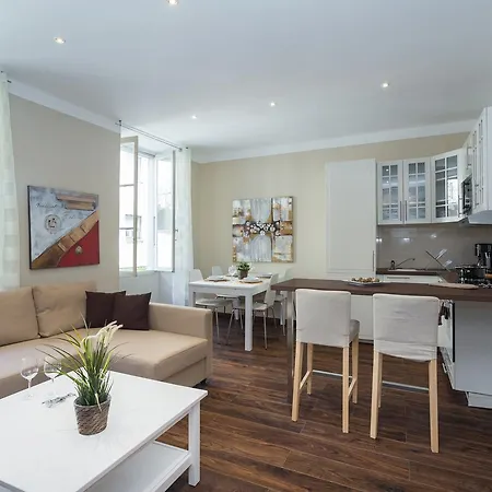 Chocolate-Spacious, Cosy 2-Br *