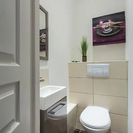 Chocolate-Spacious, Cosy 2-Br Nice